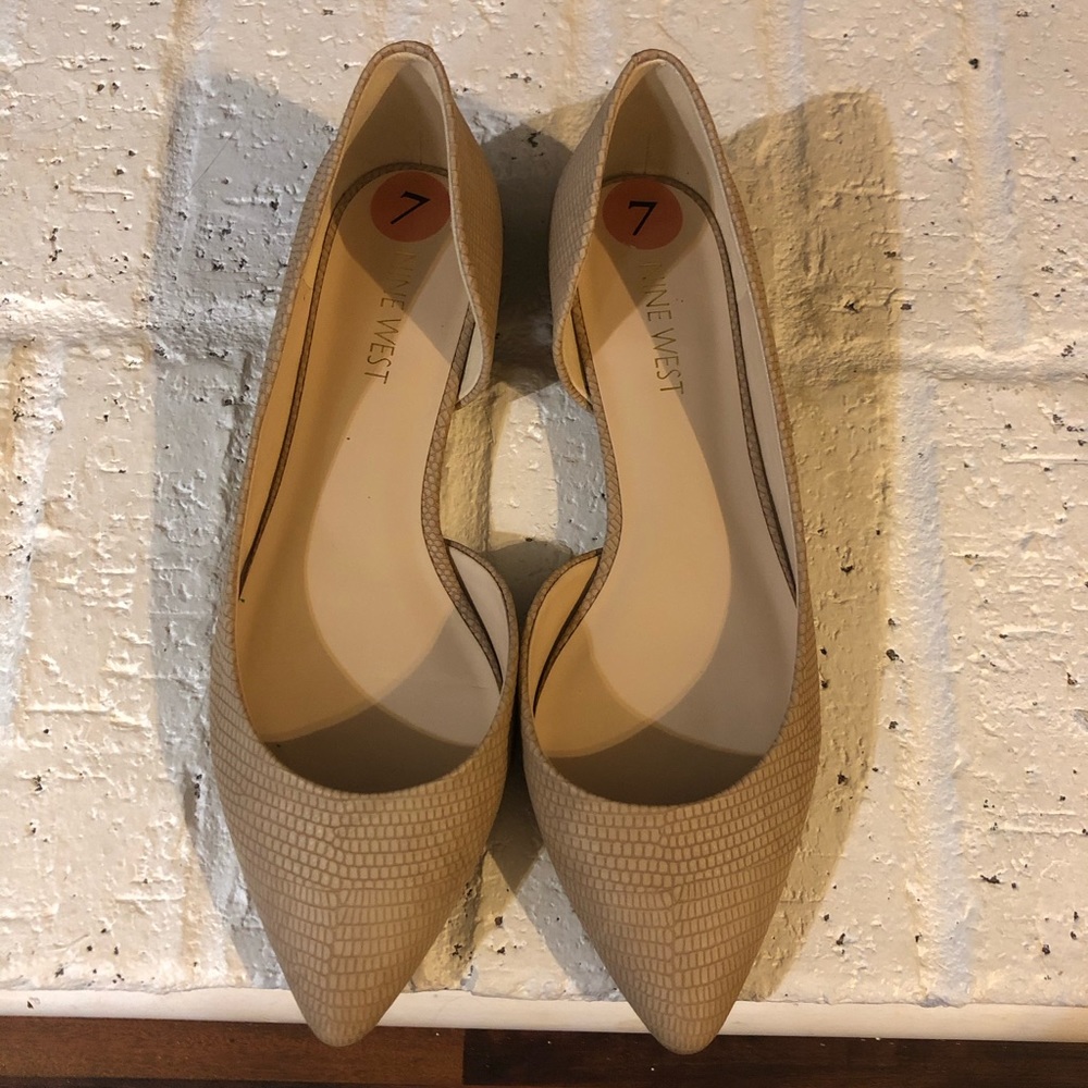 Nine West pointed flats. Impeccable condition.